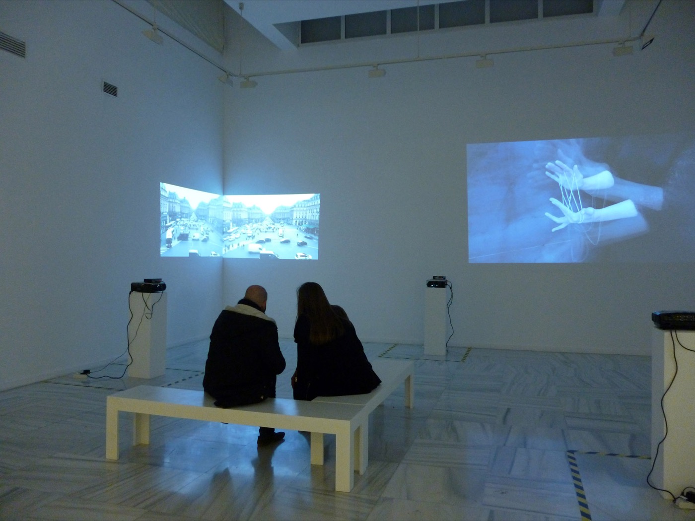 Proyección de videocreaciones en una exposición